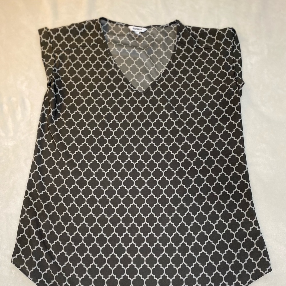 Express Gray and White Design Short Aleeve Business Blouse Size Medium